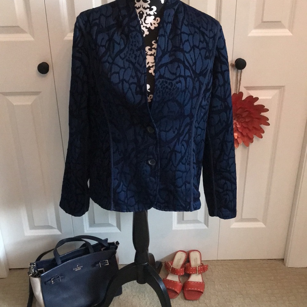 Two jackets in one. Fabulous reversible blazer